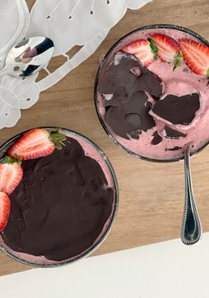 Una foto de Pink smoothie bowl vegano con capita de chocolate
