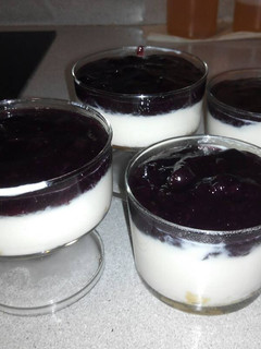 Una foto de Tarta de queso con mermelada de arándanos