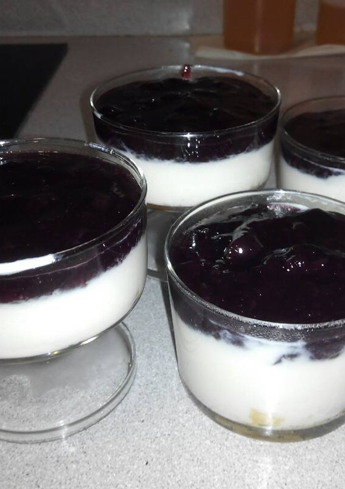 Una foto de Tarta de queso con mermelada de arándanos