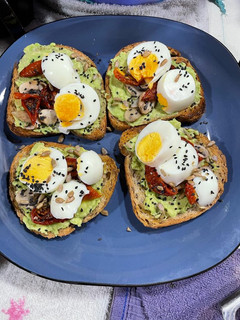 Una foto de Desayuno rápido, fácil y saludable🤤 Mis tostadas favoritas!!! Pocos ingredientes 🫶🏻