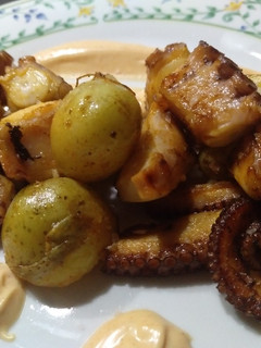 Una foto de Pulpo braseado con patatas soprano y alioli de sriracha