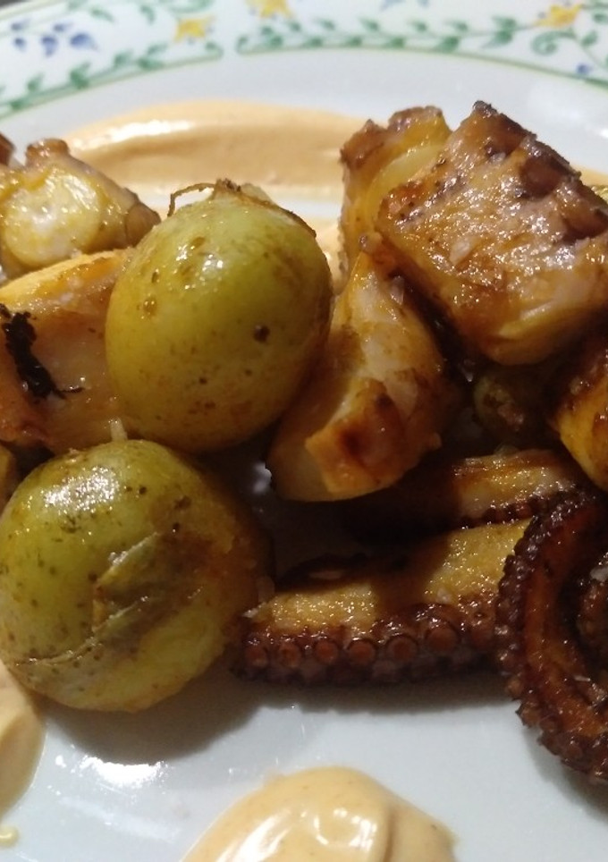 Una foto de Pulpo braseado con patatas soprano y alioli de sriracha
