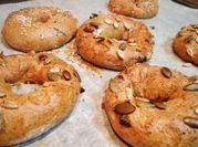 Una foto de bagels caseros