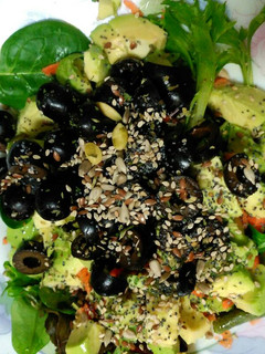 Una foto de Ensalada de aguacate con aceite de coco