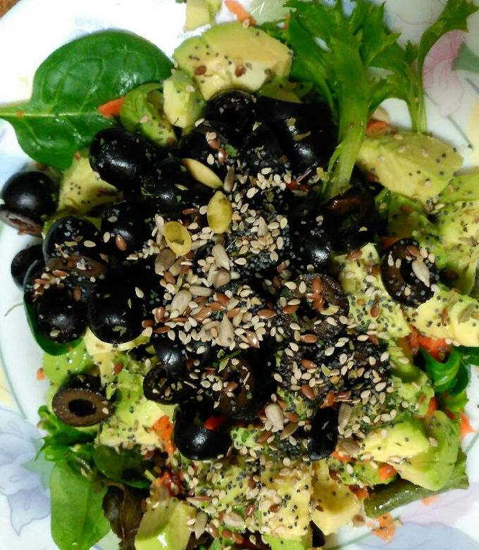 Una foto de Ensalada de aguacate con aceite de coco