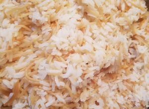 Una foto de Arroz con fideos