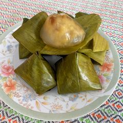 A picture of Ka-Nhom-Tian Kaew, Stuffed Dough Pyramid Dessert.