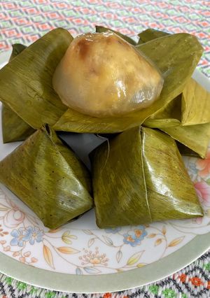 A picture of Ka-Nhom-Tian Kaew, Stuffed Dough Pyramid Dessert.