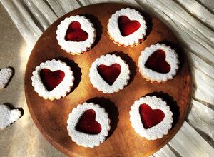 Una foto de ❤️ Heartshaped raspberry filled cookies - Galletas corazón rellenas de frambuesa ❤️