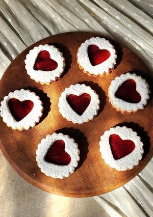 Una foto de ❤️ Heartshaped raspberry filled cookies - Galletas corazón rellenas de frambuesa ❤️