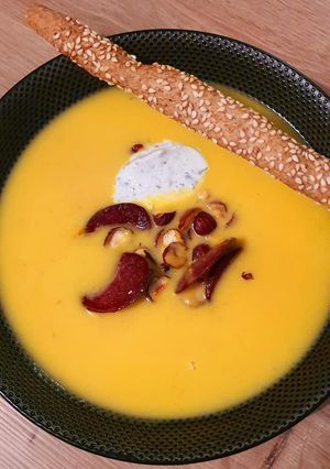 Une photo de Velouté de Carottes Chips de Chorizo et Noisettes