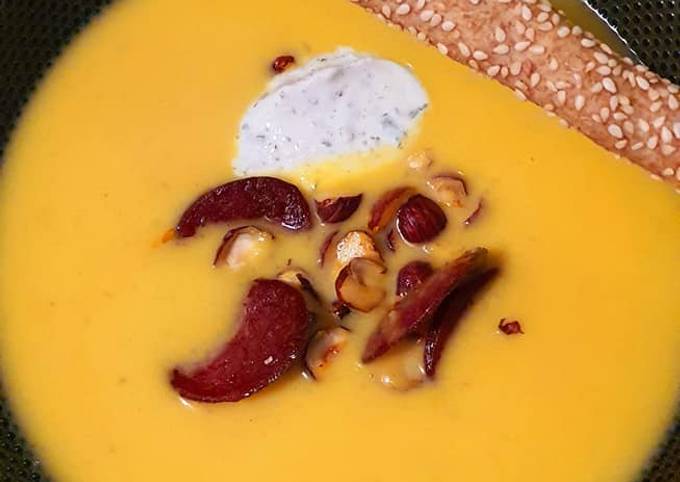 Velouté de Carottes Chips de Chorizo et Noisettes