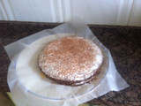 Bizcocho de canela rellena de natillas con calle ya