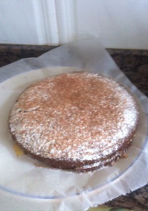 Una foto de Bizcocho de canela rellena de natillas con calle ya