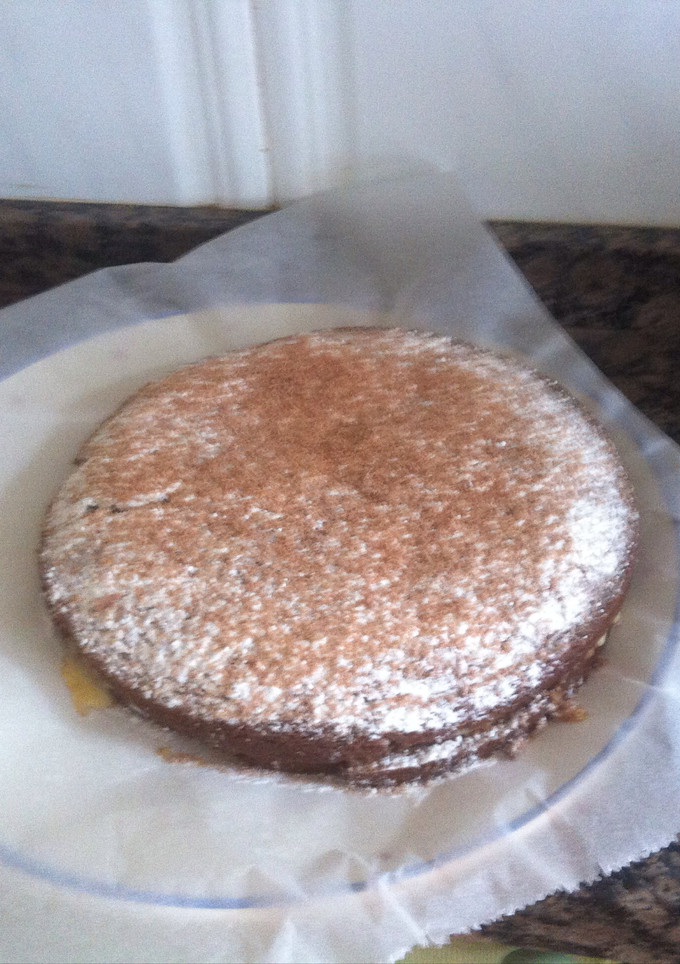 Una foto de Bizcocho de canela rellena de natillas con calle ya