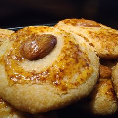 A picture of Almond Cookies.