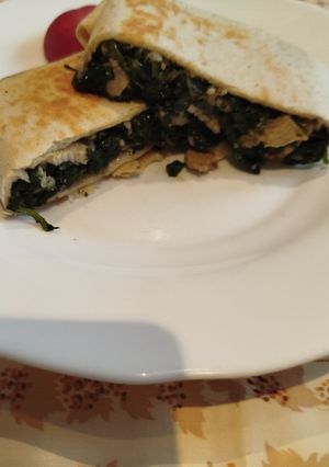 Una foto de Burrito de pollo y espinacas con especias en base de Piadina o tortillas de trigo