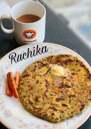 A picture of Paneer stuffed Methi parantha.