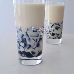 A picture of Soy Milk and Black Grass Jelly.