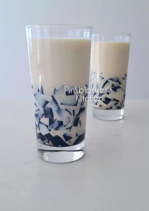 A picture of Soy Milk and Black Grass Jelly.