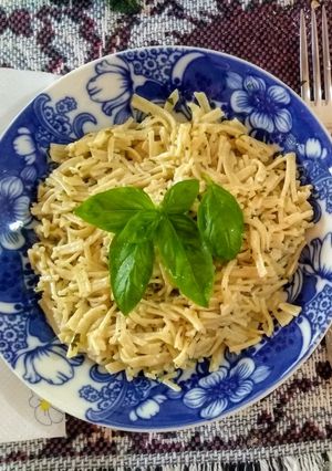 Una foto de Fideos caseros a la crema de albahaca y ajo