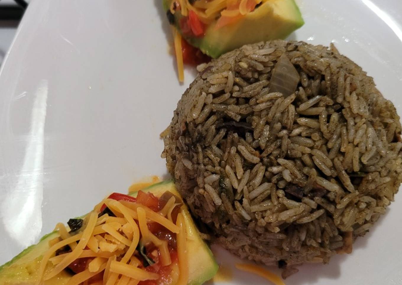 Arroz con calamar aguacate con salsa ranchera y queso cheddar