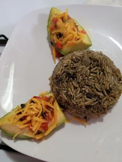 Una foto de Arroz con calamar aguacate con salsa ranchera y queso cheddar