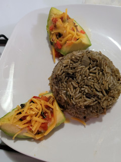 Una foto de Arroz con calamar aguacate con salsa ranchera y queso cheddar