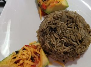 Una foto de Arroz con calamar aguacate con salsa ranchera y queso cheddar
