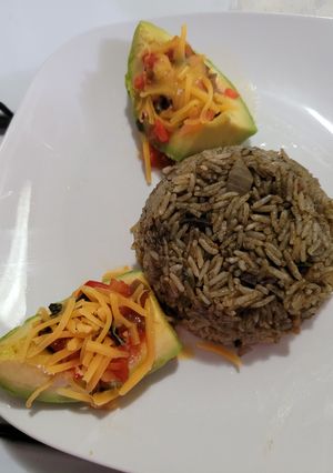 Una foto de Arroz con calamar aguacate con salsa ranchera y queso cheddar
