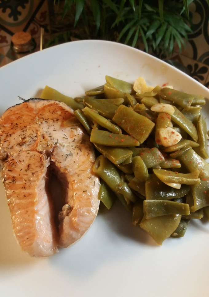 Una foto de Salmón con judías verdes