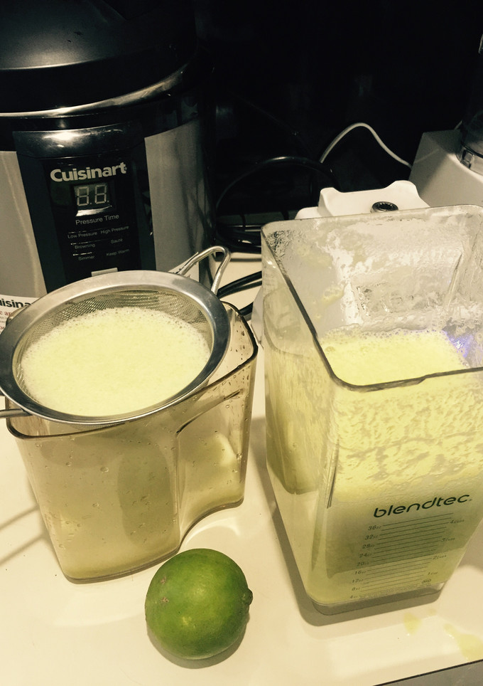 Una foto de Batido pepino -piña-lechosa-apio-cilantro-limón 