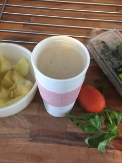 Una foto de Batido de albahaca, tomate, piña y pepino