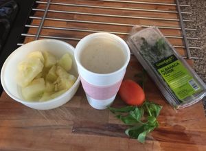 Una foto de Batido de albahaca, tomate, piña y pepino