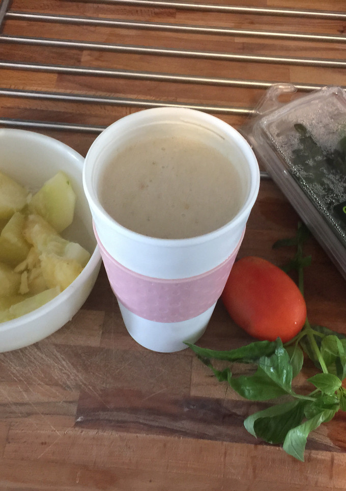 Una foto de Batido de albahaca, tomate, piña y pepino