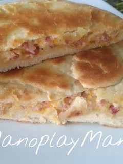 Una foto de Pan “khachapuri” o pan relleno georgiano en gme, f y g y tradicional