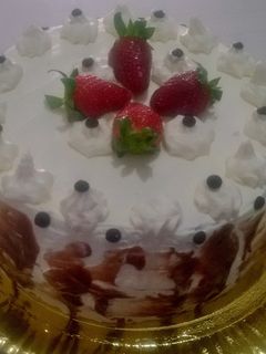 Una foto de Torta de Vainilla con Crema y Frutillas 