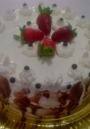 Una foto de Torta de Vainilla con Crema y Frutillas 