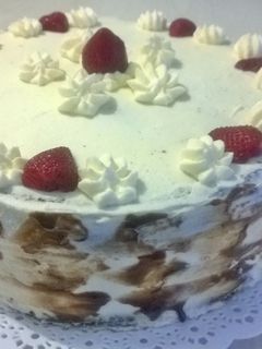Una foto de Torta Selva Negra con frutillas