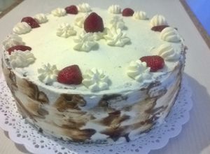 Una foto de Torta Selva Negra con frutillas