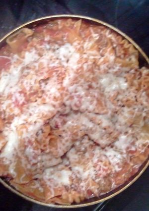 A picture of 1 skillet lasagna.