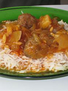 A picture of Meatballs and onions in tomato sauce - daoud basha.