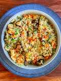 Quinoa-Bowl mit buntem Gemüse