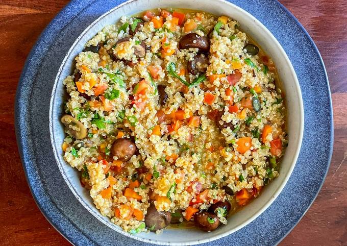 Quinoa-Bowl mit buntem Gemüse