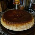 Budín de pan acaramelado con pasas y dulce de leche