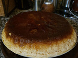 Budín de pan acaramelado con pasas y dulce de leche