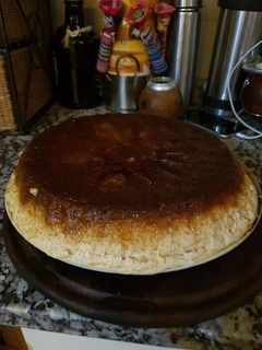 Una foto de Budín de pan acaramelado con pasas y dulce de leche