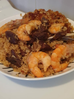 Una foto de Arroz con carne y gambas