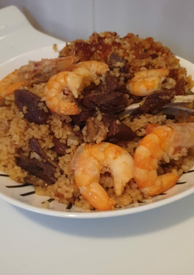 Una foto de Arroz con carne y gambas