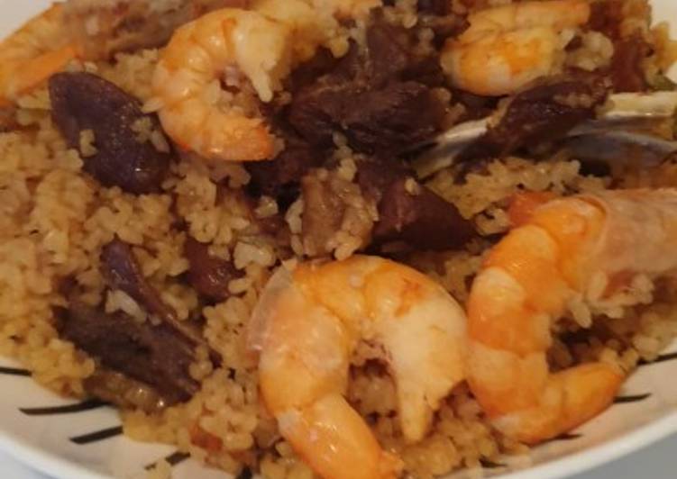 Arroz con carne y gambas